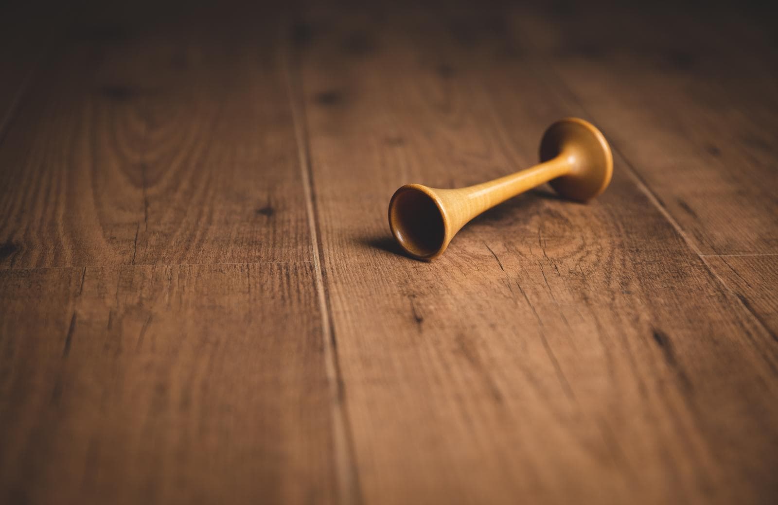 Traditionelles Hebammeninstrument auf warmem Holz